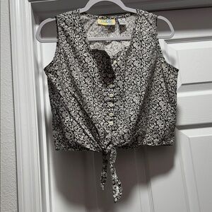 Victoria Floral Black and White Sleeveless Crop Blouse size Medium